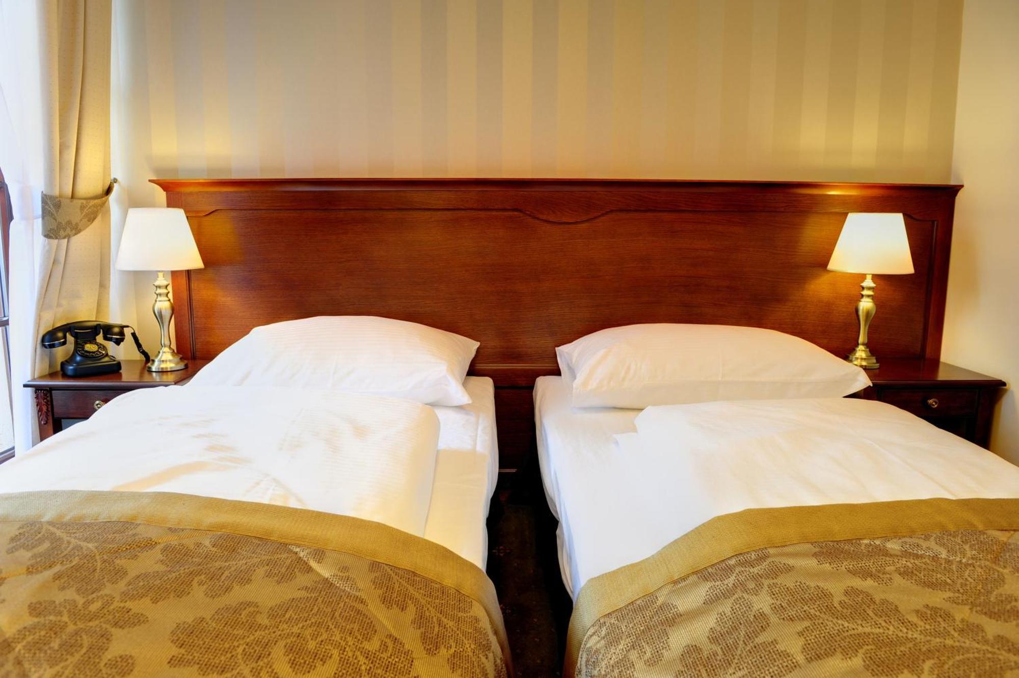 Hotel Kazimierski Zdroj Яновец Экстерьер фото